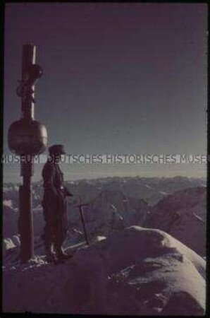 Soldat am Gipfelkreuz der Zugspitze