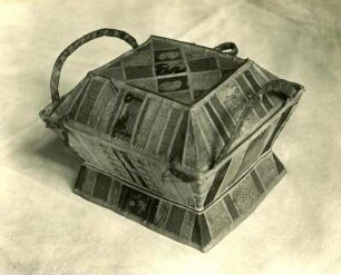Museum: Körbchen aus Buntpapier, 19. Jh.