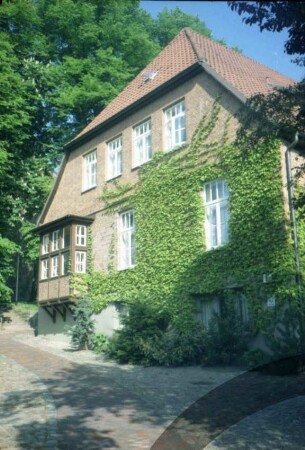 Kirchberg 9: ehemaliges Pastorat: Giebelseite mit Erker