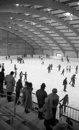 Eröffnung der Eislaufhalle Neureut nördlich des Klammwegs in Neureut-Heide am 17. Januar 1981