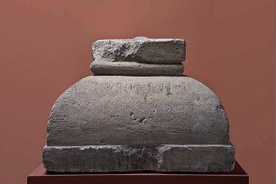 Pfeilerförmiger etruskischer Cippus mit Inschrift, vom Grab des Lart Laru