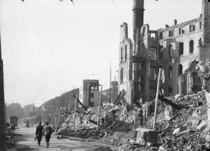 Dresden. Strehlener Straße. Menschen vor zerstörter Häuserfront. Blick in Richtung Hauptbahnhof