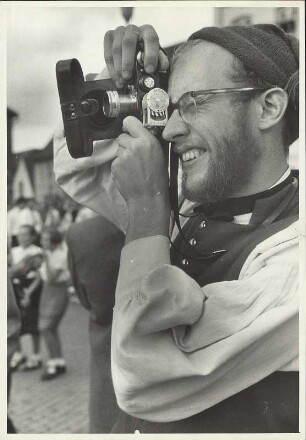 Fotograf beim Auslösen der Kamera