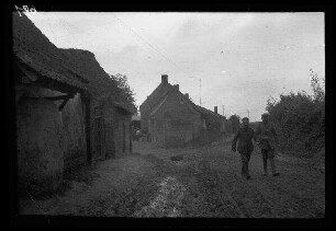 Metz-en-Couture (Dep. Pas-de-Calais, Frankreich): 2 Offiziere auf einer morastigen Ortsstraße (Distanzaufnahme)
