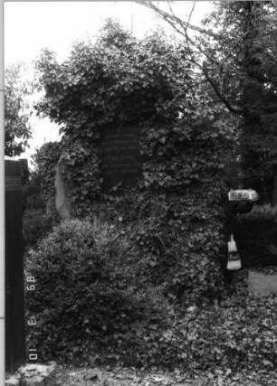 Grabstein 137 (Index: 100093788) Zustand: stark mit Efeu bewachsen Maße HxBxT: 353x248x98 cm Besonderheit: Doppelgrab für Eheleute: Grabstein 137