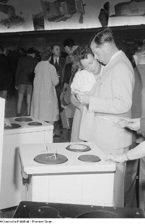 Besucher der Leipziger Herbstmesse 1954 vor Elektroherden