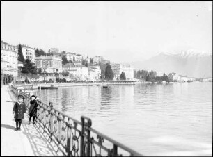 Lugano: zwei Buben auf der Promenade