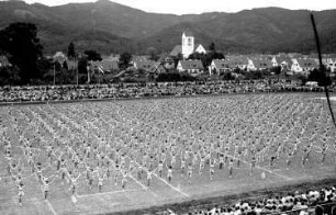 Freiburg: Vorführung im Mösle-Stadion; Gymnastikvorführungen der Mädchen; von der Tribüne
