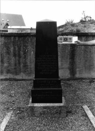 Grabstein 401 (Index: 99797429) Material: Granit Zustand: gut Maße HxBxT: 177x41x18 cm Beschreibung: Obelisk, getreppter Sockel: Grabstein 401