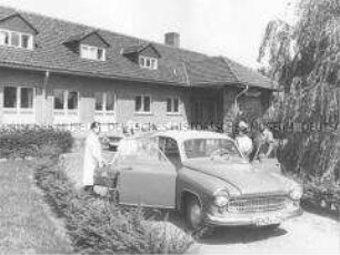 Arzt und Krankenschwestern vor dem Landambulatorium Heckelberg (Kr. Bad Freienwalde)
