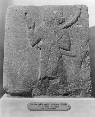 Fragment eines Kriegers mit Waffe