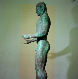 Athen. Archäologisches Nationalmuseum. Bronzestatue Apollons aus dem Piräus, 530 bis 520 v. Chr. Etwa 2m
