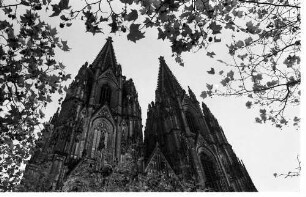 Köln: Domtürme, von unten, durch Bäume