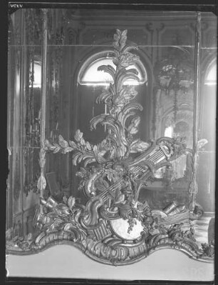 Potsdam, Neues Palais, Friedrich-Wohnung, Konzertzimmer, R.: 211, Westwand, linker Spiegel.