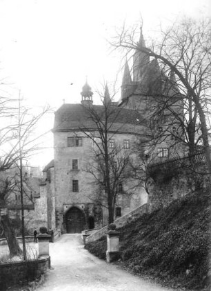 Höfchen. Burg Kriebstein. Ansicht mit Torhaus von Westen