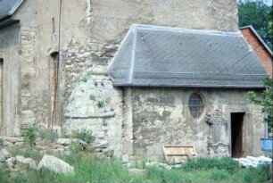 der von 1742 stammende Ostanbau am Turm; links Unterteil Treppenturm erhalten