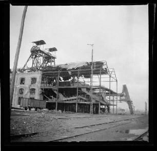 Wingles (Dep. Pas-de-Calais, Frankreich): zerstörte Fabrik "Grube 7 in Wingles", im Vordergrund Schienen (Nahaufnahme)