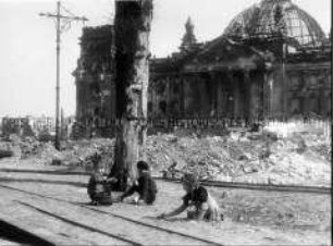 Spielende Kinder am Berliner Reichstag