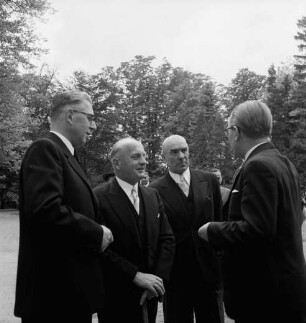 Schlossmuseum: Eröffnung: im Schlosspark: Bürgermeister Kurt Fischer, Ministerpräsident Kai-Uwe von Hassel, zwei Funktionsträger im Gespräch, 16. Juni 1955