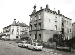 Dresden-Kaditz, Wächterstraße 50/Leuckartstraße 12 und Wächterstraße 48. Wohnhäuser mit Einfriedung (1900, 1904). Straßenansicht von Südwesten