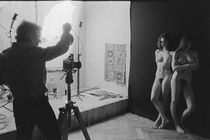 Markkleeberg, Schillerplatz 3. Günter Rössler fotografiert in seinem Atelier zwei vor einer schwarzen Wand stehende junge Frauen