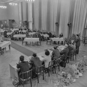 Sitzung Wetro : Wetro. VEB Schamottewerk, Kultursaal. Parteiaktivisten des Kreises Bautzen tagen anlässlich des VII. Parteitages