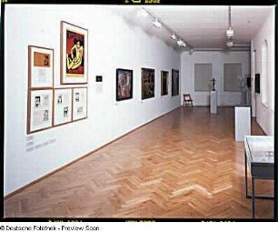 Plakat zur Ausstellung KG Brücke in der Galerie Arnold : Raumaufnahme im Kleinen Saal mit dem Plakat von E. L. Kirchner zur Ausstellung "KG Brücke, 1910"