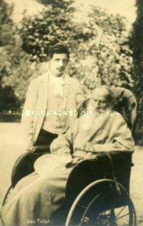 Leo Tolstoi im Rollstuhl