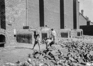 Bei Harare : Jungen tragen Ziegelsteine