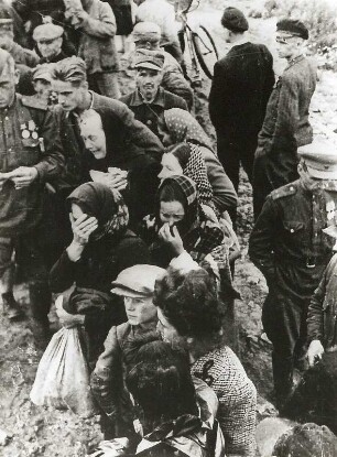 Hinterbliebene erkennen unter ausgegrabenen Leichen ihre im faschistischen Konzentrationslager Majdanek ermordeten Angehörigen