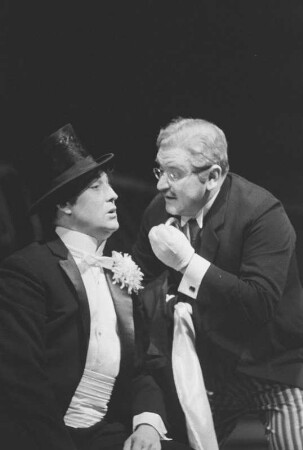 Szenenbilder aus "Die lustige Witwe", Operette in drei Akten von Franz Lehár. Metropol-Theater Berlin, Dezember 1963