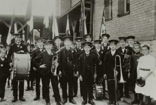 Frohburger Schulfest 1912 : Knabenblaskapelle zum Frohburger Schulfest 1912. Platte Nr. 12. Fotografie (Reproduktion 1994); 11,6 x 16,9 cm. Heimatmuseum im Schloß Frohburg 62/82 (Foto Nr. 181)