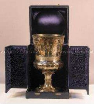 Pokal in blauer Kassette "X. Friedensfahrt"