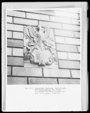 Relieftafel und Schlussstein der ehemaligen Ratsstube im Haus Frauenrode