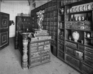 Apothekeneinrichtung mit Regalen und Schubladen