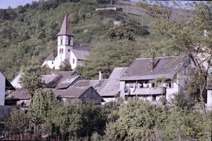 Kleinkems: Kirche und Häuser am Hang