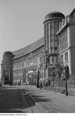 Außenansicht Hauptgebäude mit Bücherturm