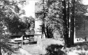 Boxberg/O.L.-Reichwalde. Blick von der Brücke auf die Mühle