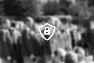 Exer: landesweite Vereidigung von Polizeianwärtern für Schleswig-Holstein: angetretene junge Polizisten: vorn Köpfe von Musikern: hinten Bäume: 15. September 1996