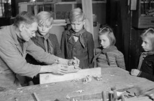 Reportage über Schüler und Lehrer der Schule am Spittelmarkt : Lehrer mit Schülern während des Werk-Unterrichts