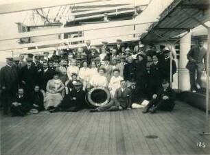 Gruppenbildnis mit zahlreichen Touristen an Deck des Hochseepassagierdampfers "Cleveland"