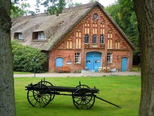 Worpswede - Bauernhaus : Typisches reetgedecktes Bauernhaus im Dorf. Aufgenommen im Künstlerdorf Worpswede am 3. August 2011