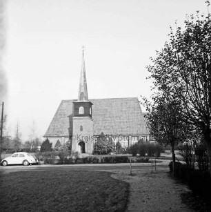 Segenskirche: Außenansicht von Süden: davor Rasenflächen: dazwischen Kirchenweg: hinten links Pkw: vorn rechts Bäume