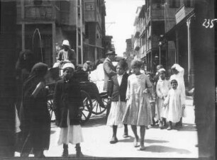 Port Said. Enge Ladenstraße mit Kutsche und Passanten