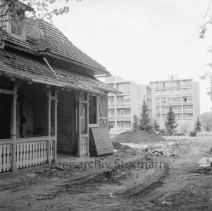 LVA-Krankenhaus Großhansdorf der Landesversicherungsanstalt Hamburg [später: LungenClinic Grosshansdorf]: Wöhrendamm: Neubau: Blick von Süden auf die zwei Wohnblocks für Personal: vorn links altes Pförtnerhaus vor Abriss