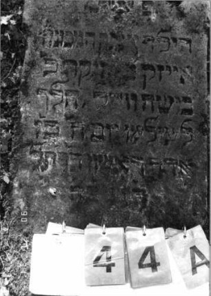 Grabstein 44 (Index: 99790658) Maße HxBxT: 91x46xo.A. cm Besonderheit: Kindergrab: Grabstein 44A