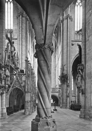 Halberstadt, Dom St. Stephanus und St. Sixtus, Nordquerhaus, Portal und Mittelpfeiler der Empore