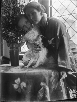 Elfriede und Friederike Apel : Elfriede Apel mit ihrer Tochter Friederike, aufgenommen vermutlich in Dresden, Regerstraße 22