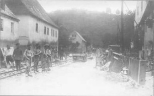 Aufräumungsarbeiten in Weesenstein am 9.7.1927 : Hochwasserkatastrophe vom 08.07.1927 im Müglitztal. Dresdener Polizeibeamte bei Aufräumungsarbeiten in Weesenstein am 9.7.1927