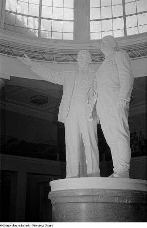 Plastik Lenins und Stalins auf der Leipziger Herbstmesse 1954